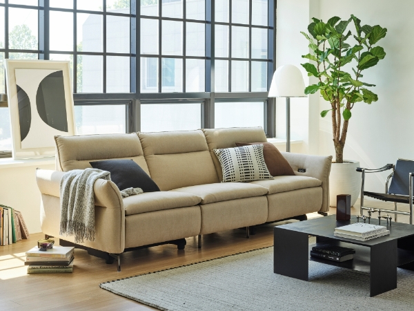 홈 인테리어 전문기업 한샘(대표 김유진)은 패브릭과 가죽 등 소재 선택이 가능한 리클라이너 소파 ‘어폰’을 20일 출시했다. /사진=한샘