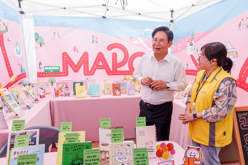 박강수 마포구청장이 ‘더 북 데이’ 행사 현장에 마련된 북 큐레이션 부스를 방문했다./사진제공=마포구