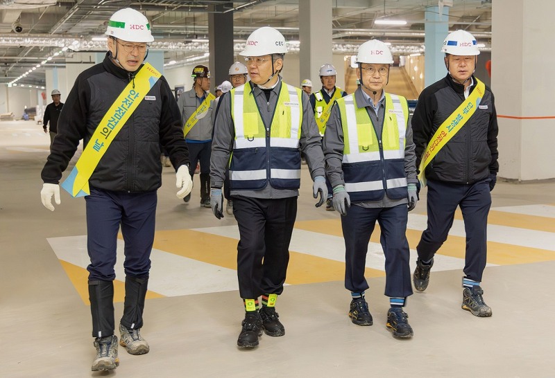 ▲ 왼쪽부터 박준용 의왕초평지구 지식산업센터 현장소장, 최익훈 HDC현대산업개발 대표, 조태제 HDC현대산업개발 대표. 사진제공 = HDC현대산업개발