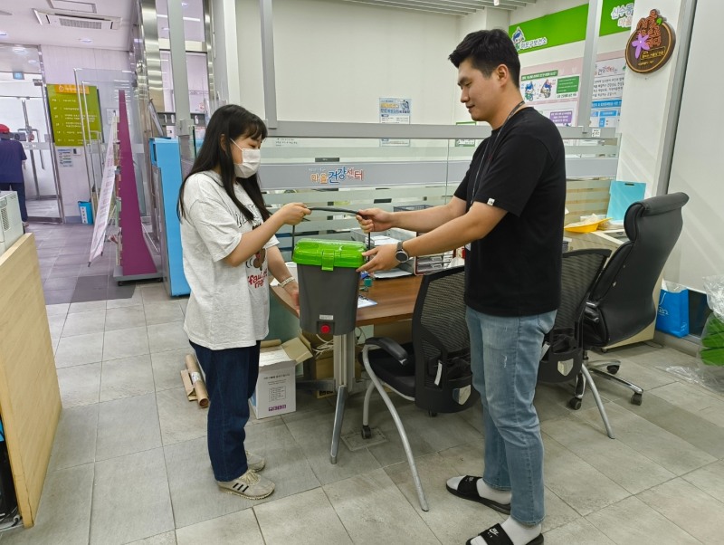 신수동 주민센터에서 구민이 음식물류 폐기물 문전수거통을 배부받고 있다./사진제공=마포구