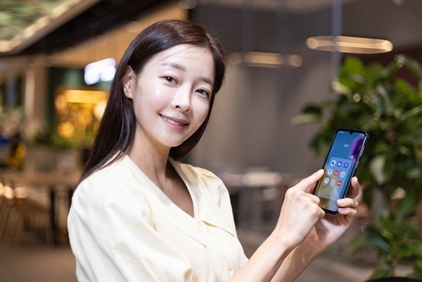 SK텔레콤은 30만 원대 중반 가격의 가성비 5G 스마트폰 ‘갤럭시 와이드7’를 26일부터 공식 온라인몰 T다이렉트샵(shop.tworld.co.kr)과 오프라인 매장 T월드에서 단독 출시한다고 밝혔다. / 사진=SKT