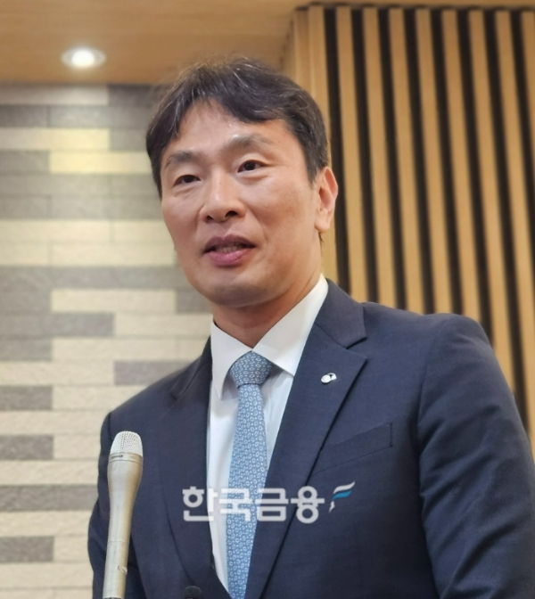 이복현 금융감독원장이 26일 서울 마포구 상장회사회관에서 열린 '기업지배구조 개선 세미나' 이후 기자들의 질문에 대답하고 있다. /사진=신혜주 기자