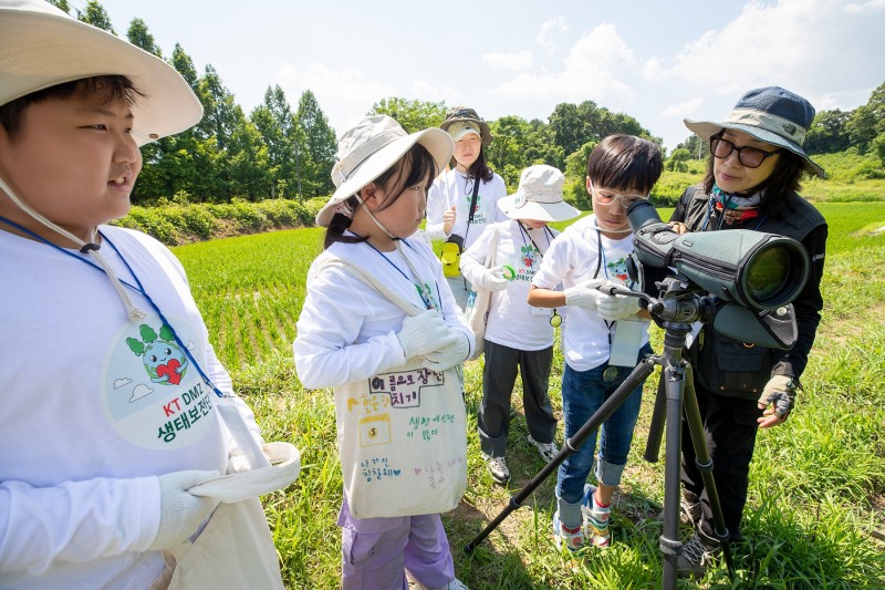 KT DMZ 생태보전단 프로그램에 참여한 생태보전단원들이 생태보전 활동을 하는 모습. / 사진=KT