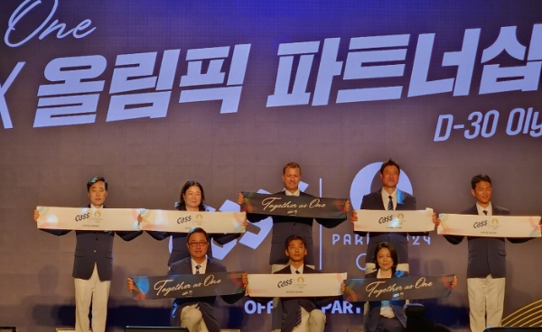 오비맥주는 지난 26일 서울 워커힐호텔에서 파리올림픽 공식 파트너십을 기념해 기자간담회를 열었다. 사진은 배하준 오비맥주 대표와 서혜연 마케팅 부사장, 림픽 메달리스트 5명(유남규·김수녕·곽윤기·하태권·조준호). /사진=손원태기자