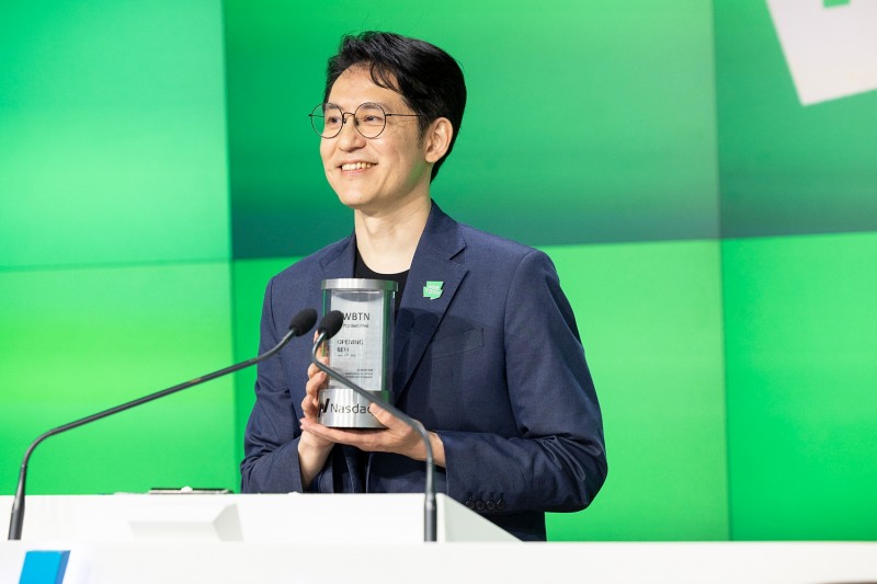 27일(미국 시간) 미국 나스닥 상장 행사에 참여한 김준구 웹툰 엔터테인먼트 CEO 겸 창업자. / 사진=네이버웹툰
