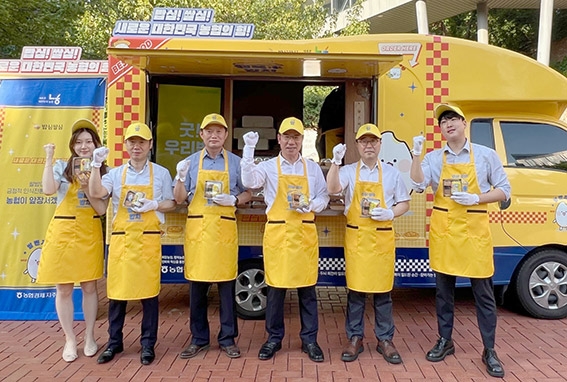 ▲ 6월 27일 송포농협 심은보 조합장, NH농협생명 북부사업국 신명용 총국장이 사진촬영을 하고 있다.