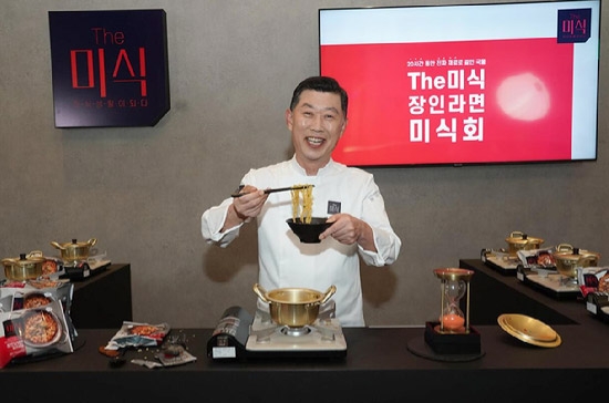 ‘더미식’ 적자 메우려 1300억 수혈…근심 커지는 김홍국 회장