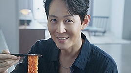 ▲ 더미식 장인라면 모델로 활동중인 배우 이정재. 사진 = 하림산업