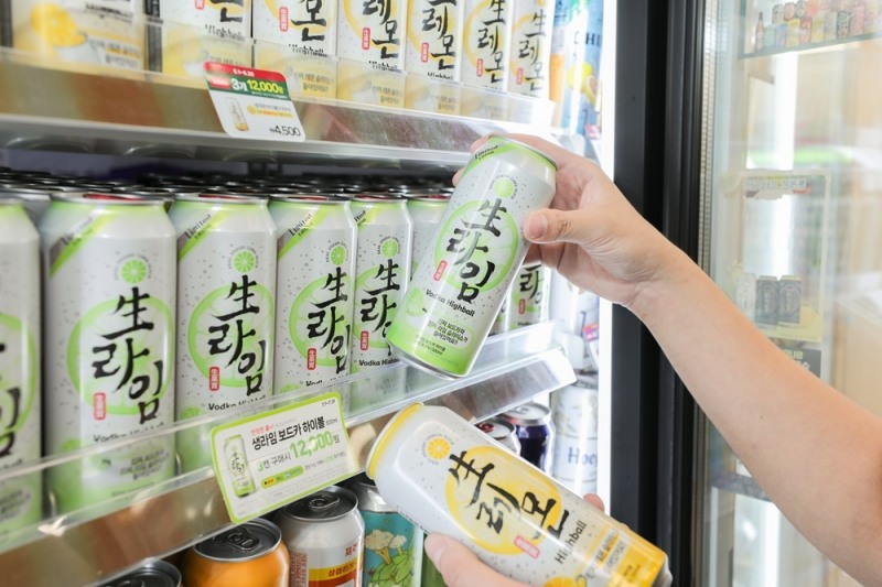 CU가 '생레몬 하이볼'에 이어 '생라임 하이볼'을 출시한다. /사진제공=BGF리테일