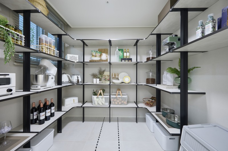 고양 장항 카이브 유보라 내 넉넉한 공간으로 다양한 생필품 보관이 가능한 전용 84㎡ A타입 주방 팬트리 / 사진제공=반도건설