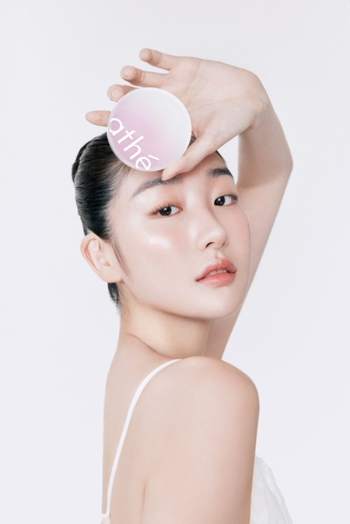 LF(대표 김상균) 비건 뷰티 브랜드 ‘아떼(athe)’가 신제품 ‘아떼 비건 릴리프 라이팅 톤업 선쿠션’을 출시하며 선케어 제품 포트폴리오를 지속 강화한다고 1일 밝혔다. /사진=LF