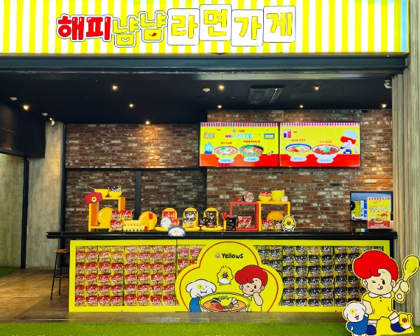 오뚜기는 CGV 용산아이파크몰과 협업해 진라면 등 라면 대표제품과 공식 캐릭터를 활용한 옐로우즈 포토존 브랜드 공간을 운영한다고 2일 밝혔다. /사진=오뚜기