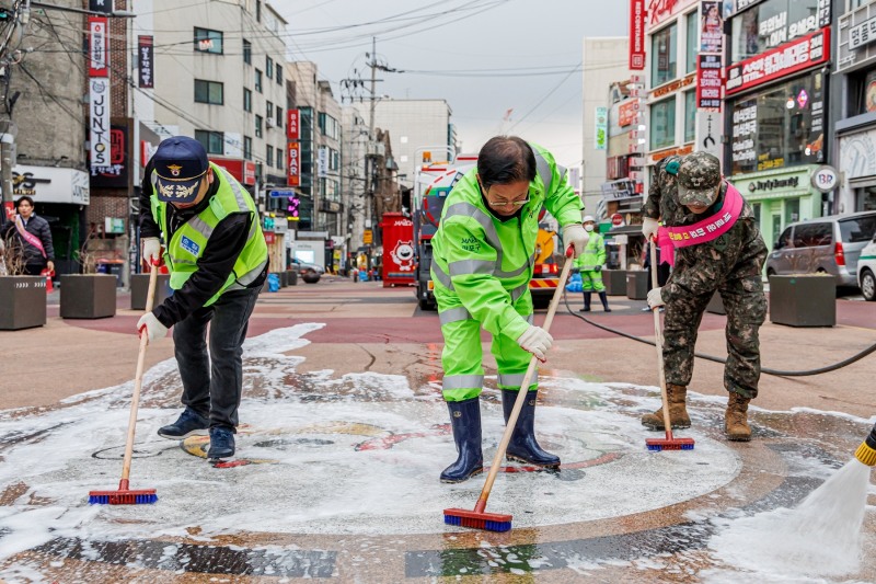 박강수 마포구청장이 홍대 레드로드에서 봄맞이 대청소를 하고 있는 모습./사진제공=마포구