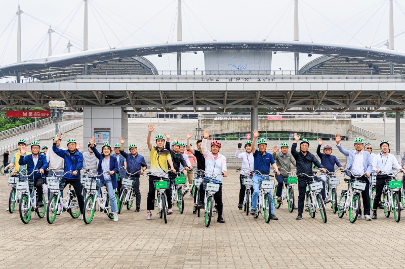 지난해 6월, 공공자전거 따릉이를 이용한 자전거 소통 현장구청장실이 열렸다.