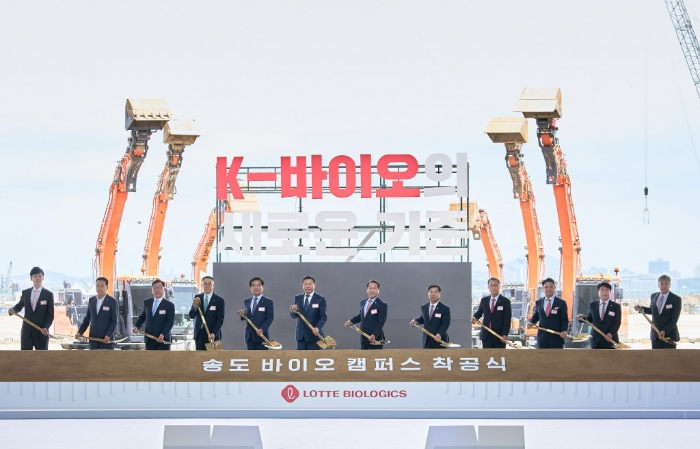 3일 오전 11시 인천 송도 바이오 캠퍼스 1공장 착공식 참석자들이 시삽 세리머니를 하는 모습. (왼쪽부터) 신유열 롯데바이오로직스 글로벌전략실장, 이재호 인천 연수구청장, 박현철 롯데건설 대표이사(부회장), 이동우 롯데지주 대표이사(부회장), 정일영 인천 연수구(을) 국회의원, 신동빈 롯데 회장, 유정복 인천광역시장, 강경성 산업자원통상자원부 1차관, 박민수 보건복지부 2차관, 이원직 롯데바이오로직스 대표이사, 윤원석 인천경제자유구역청장, 다마쓰카 겐이치 일본 롯데홀딩스 대표이사) /사진제공=롯데바이오로직스