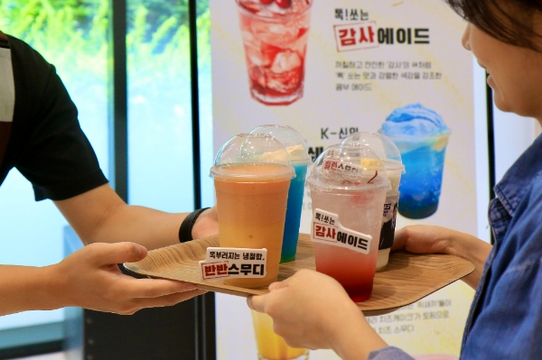 CJ프레시웨이(대표 이건일)가 구내식당을 배경으로 IP 콜라보레이션 마케팅을 실시한다. 이달 5일까지 급식 점포에서 tvN 새 토일드라마 <감사합니다>의 첫 방송을 기념하는 이벤트를 진행한다. /사진=CJ프레시웨이