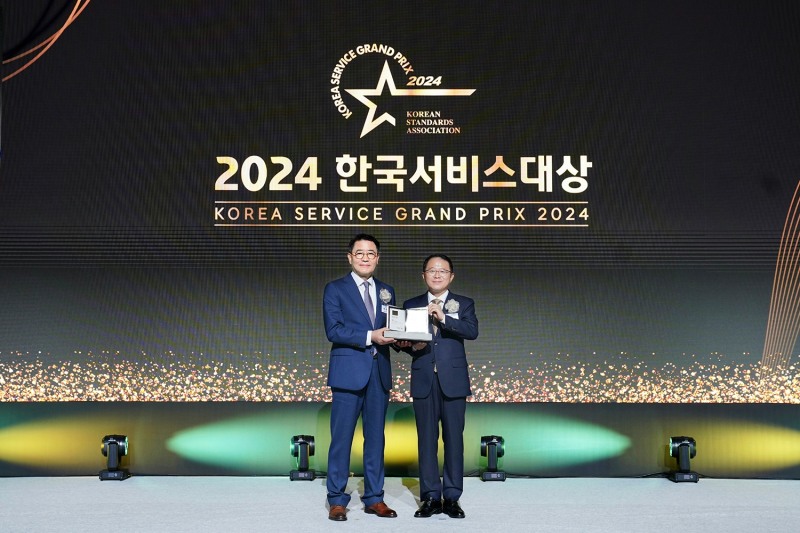 롯데건설 이부용 주택사업본부장(왼쪽)이 ‘2024 한국서비스대상 시상식’에서 수상 후 기념 촬영을 하고 있다. / 사진제공=롯데건설