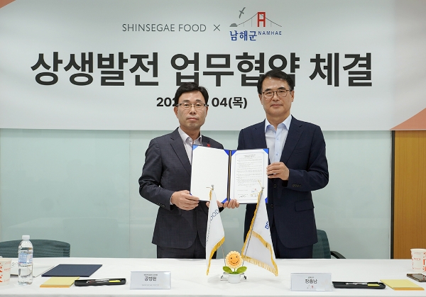 신세계푸드(대표 송현석)가 남해군과 ‘남해 마늘’ 등 남해 지역 특산물 활성화를 위한 베이커리 제품 개발에 나선다고 5일 밝혔다. /사진=신세계푸드
