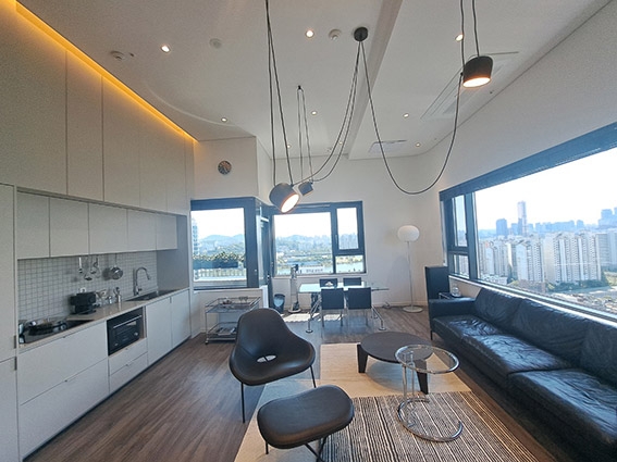 ▲ SK디앤디 '에피소드 용산 241' 주거공간 내부 전경 / 사진 = 장호성 기자