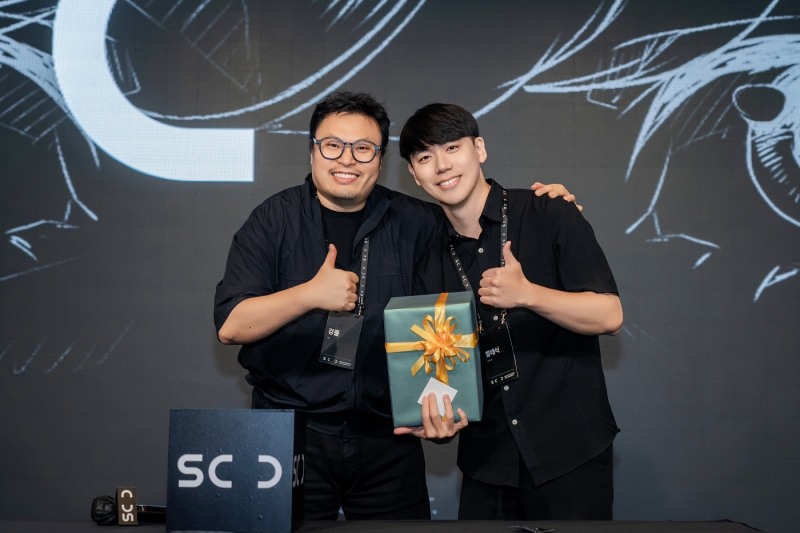 스토리 크리에이터스 데이 럭키드로우 이벤트에 참가한 강풀 작가(왼쪽), 짤태식 작가. / 사진=카카오엔터테인먼트