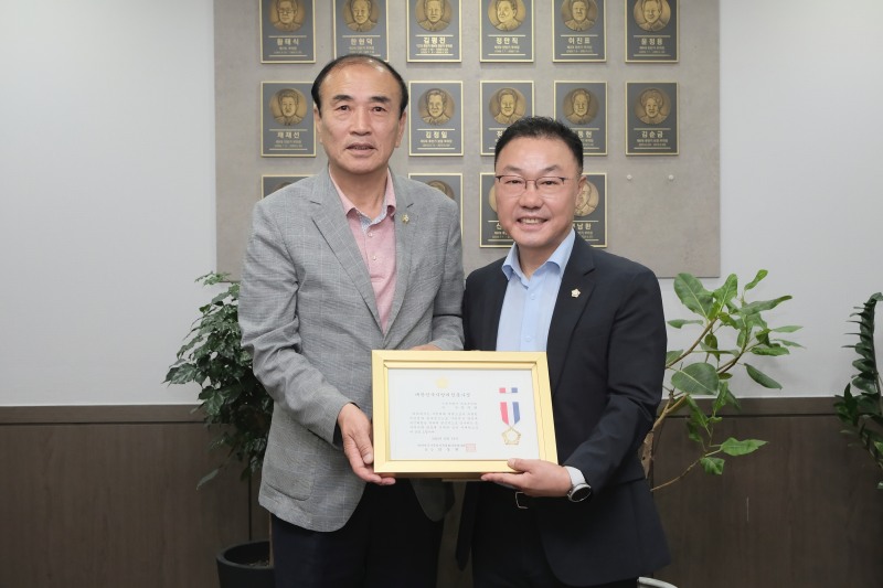 마포구의회 홍지광 의원(오른쪽)이 지방의정봉사상을 수상하고 백남환 마포구의회 의장과 기념촬영을 하는 모습./사진제공=홍지광 의