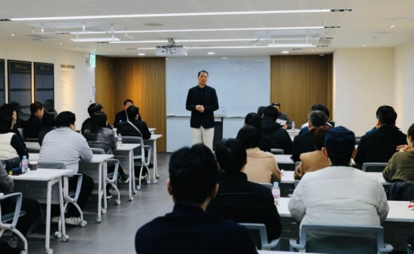 지난 3월 bhc그룹 R&D센터에서 열린 가맹점주협의회와의 '2024 1분기 간담회'에서 송호섭 bhc 대표(가운데)가 가맹점주들과 다양한 논의를 이어가고 있다. /사진=bhc치킨