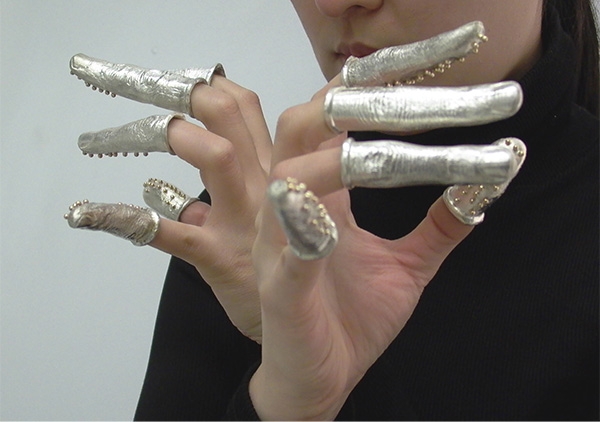 'Blind in art -Blind Fingers' 일방적 손가락, 2005, 은, 신주, 신체사이즈