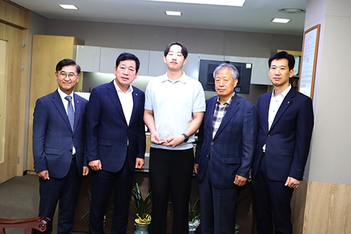 ▲ 사진은 왼쪽부터 농협 경기본부 박옥래 총괄본부장, 박경식 농협중앙회 이사, 윤녕민(윤기현 전 조합장 아들), 이래성 백암농협 조합장,  농협 박종복 용인시 지부장.