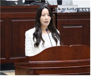 윤정회 용산구의회 의원이 5분자유발언을 진행하는 모습./사진제공=용산구의회