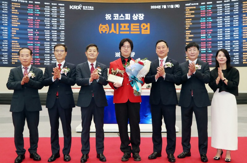 (사진 왼쪽부터) 이기헌 상장회사협의회 상근부회장, 정석호 한국IR협의회 회장, 양태영 한국거래소 유가증권시장본부장, 김형태 시프트업 대표이사, 김성환 한국투자증권 대표이사, 이성 NH투자증권 IB1 총괄대표, 하진수 JP모간증권 서울지점장이 시프트업 코스피 시장 상장기념식에서 기념 촬영 중이다. /사진제공 = 한국거래소