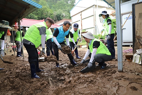 ▲ 백남성 농협충남세종본부장(오른쪽), 김기범 양촌농협조합장(가운데), 이기범 농협충남세종노조지역위원장(왼쪽)과 임직원들이 논산시 양촌면 집중호우 피해 농가에서 수해 복구 봉사활동을 진행하고 있다.
