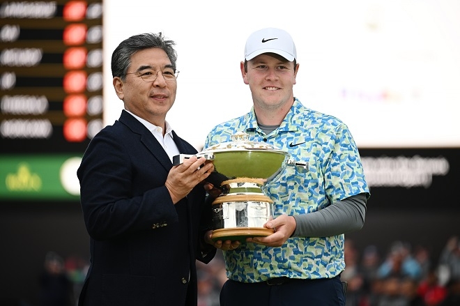 장재훈 현대차 사장(왼쪽)이 로버트 매킨타이어와 우승 기념 촬영을 하고 있다. 사진=제네시스