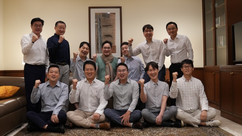 13일 이재용 삼성전자 회장이 인도 뭄바이에서 현지 임직원들과 간담회를 가진 후 기념사진을 촬영하고 있다./사진 = 삼성전자
