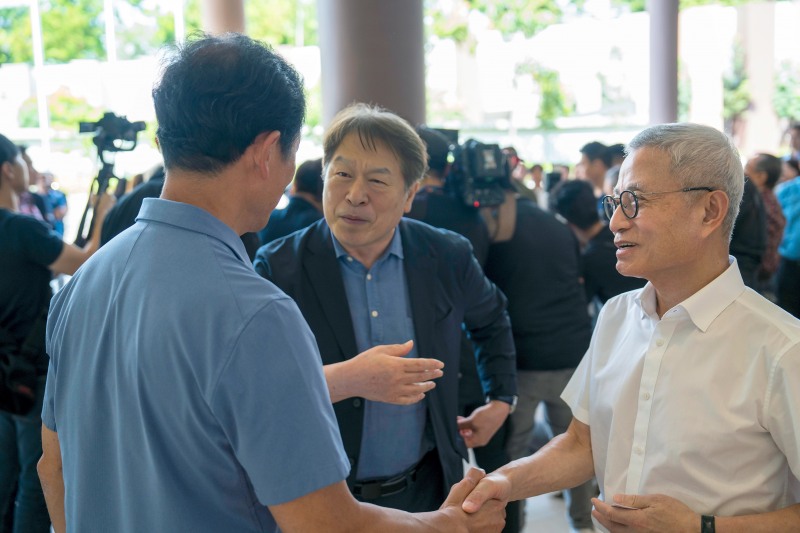 (오른쪽부터) 글로벌세아 그룹 김웅기 회장, 쌍용건설 김석준 회장, 싱가포르 보건부 옹예쿵 장관 / 사진제공=쌍용건설
