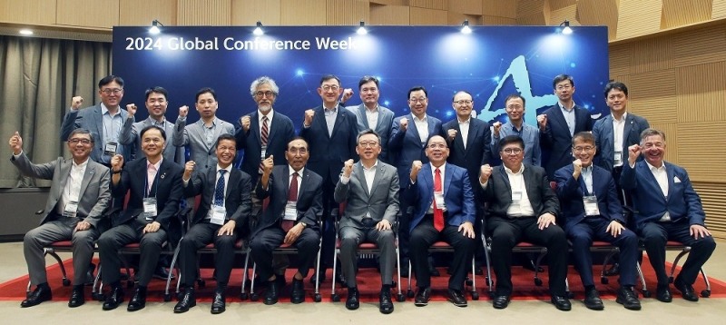 지난 15일 서울 중구 소재 신한은행 본점 20층 대강당에서 진행한 ‘글로벌 컨퍼런스 위크’에서 신한은행 정상혁 은행장(가운데) 해외법인 이사회 구성원들과 기념촬영하는 모습. / 사진제공=신한은행