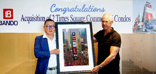 반도 권홍사 회장이 매도자 Sherwood Equities 의 Jeff Katz 회장과 매매계약절차 종결 후 기념촬영을 하고 있다. / 사진제공=반도건설