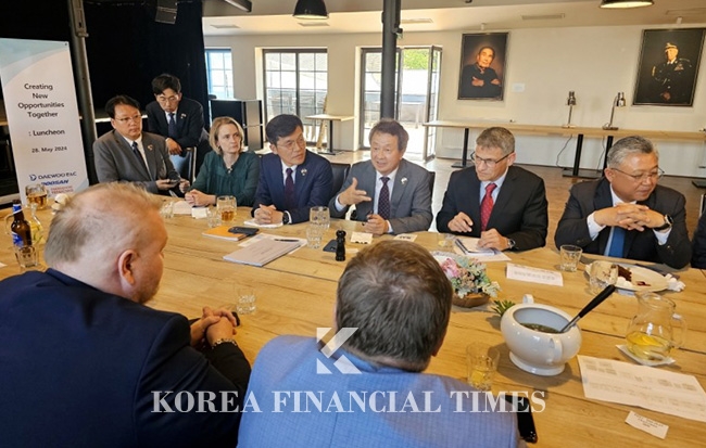 Daewoo E&C President Paik Jung-wan meets with local bigwigs in Dukobani in May.