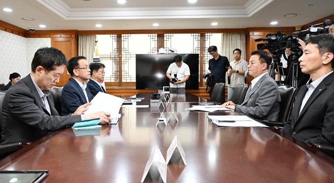 최상목 부총리 겸 기획재정부 장관이 정부서울청사에서 열린 '제7차 부동산관계장관회의'를 주재하는 모습./사진제공=기재부