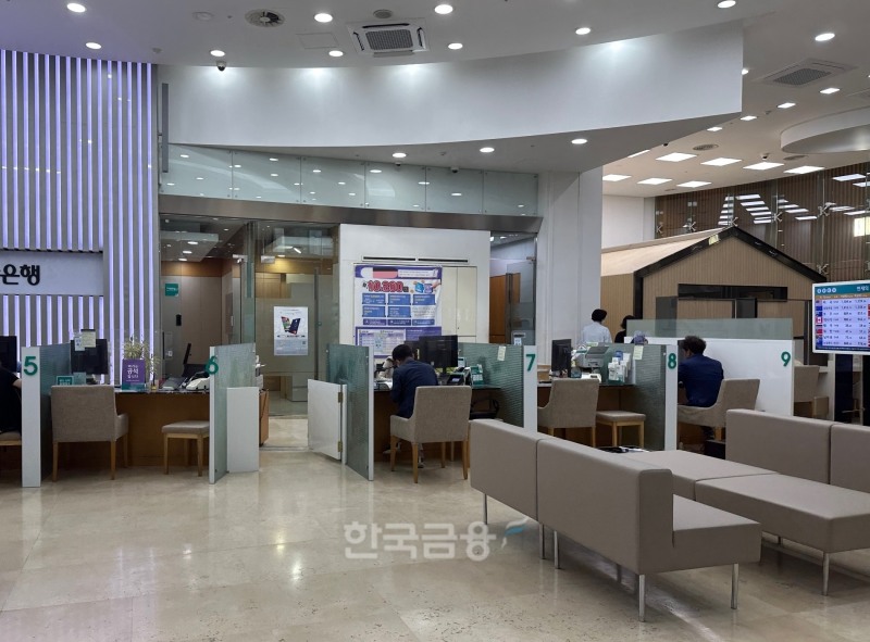 청년도약계좌 신청 첫날인 지난해 6월 15일 오후 서울 중구 소재 한 시중은행 영업점 모습./사진=한국금융신문