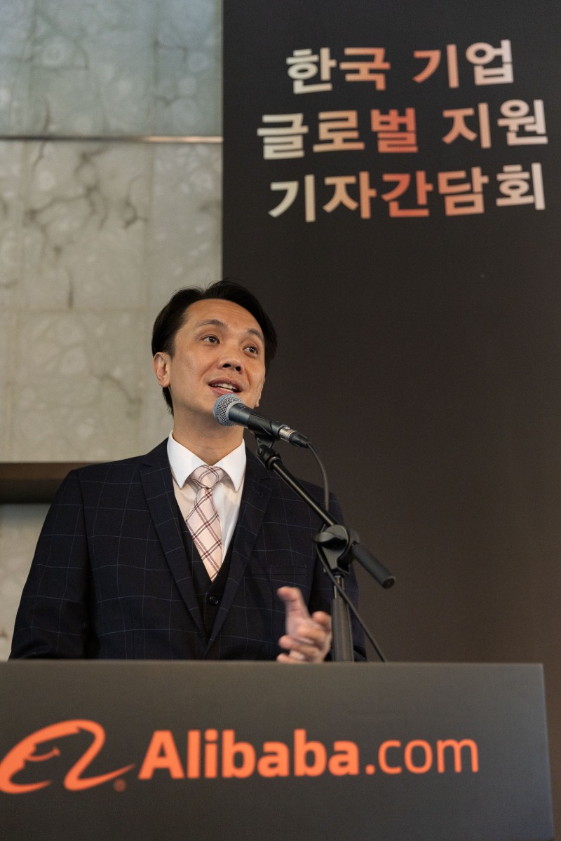 마르코 양 한국총괄이 내달 8일 오픈하는 한국 전용 B2B 웹사이트 '파빌리온'에 대해 설명하는 모습. /사진제공=알리바바닷컴