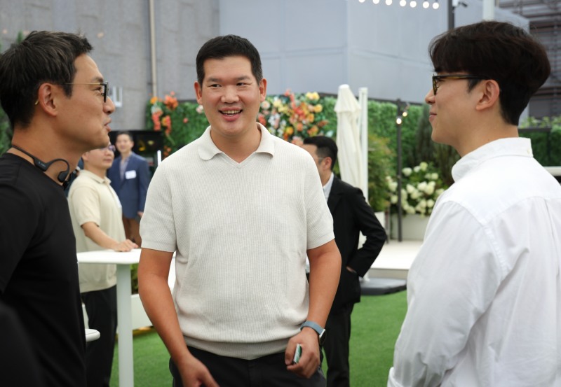 허윤홍 GS건설 대표(가운데)와 스타트업 대표들이 참석한 가운데 ‘오픈이노베이션 데이’ 행사를 진행하는 모습./사진제공=GS건설