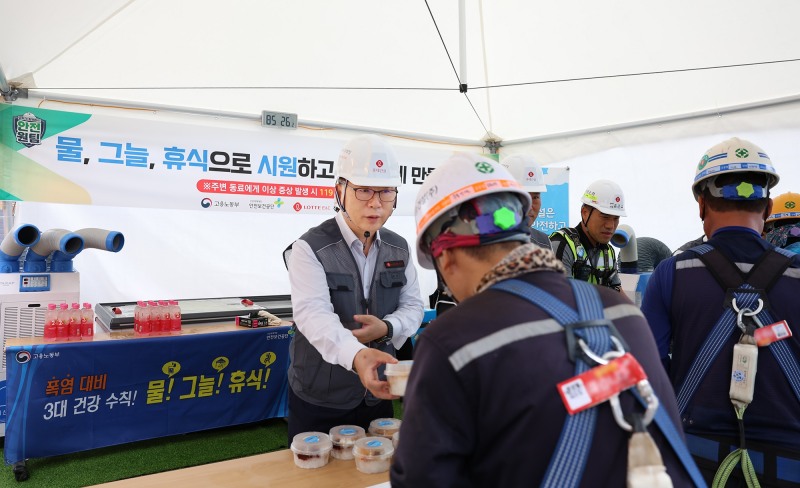 박현철 롯데건설 부회장이 혹서기를 맞아 ‘천안 롯데캐슬 더 청당 현장’에서 근로자들에게 팥빙수, 건강음료, 혹서기 용품 등을 나눠주고 있다. / 사진제공=롯데건설