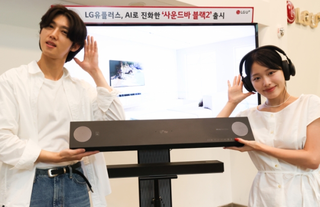 LG유플러스 모델이 음향 기능이 대폭 강화된 ‘사운드바 블랙2’를 선보이고 있다. / 사진=LGU+