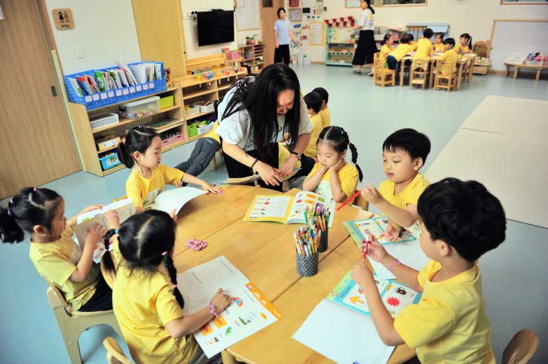 동작구 소재 어린이집에서 원어민 강사가 영어 특화프로그램을 진행하고 있다./사진제공=동작구