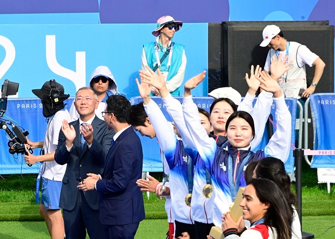 정의선 현대차그룹 회장(왼쪽)이 양궁 여자 단체 금메달 시상 후 박수를 치고 있다. 사진=현대차그룹.