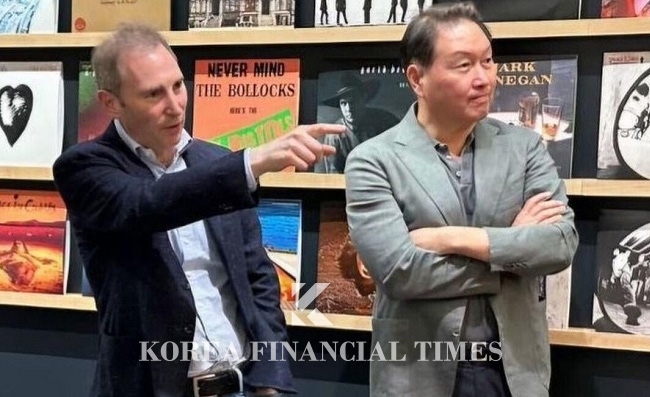 SK Chairman Tae-Won Choi with Amazon CEO Andy Jesse (left).