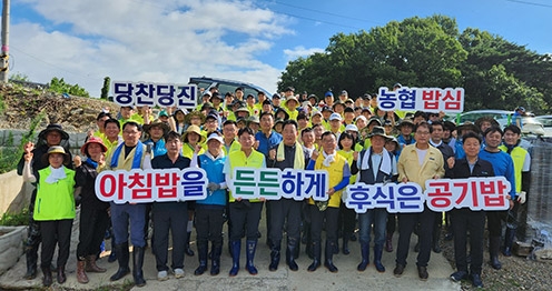 ▲ 어기구 국회 농림축산해양수산위원회 위원장(가운데)이 쌀 소비 확대를 위해 농협에서 진행하고 있는 ‘아침밥 든든하게! 후식은 공기밥!’ 캠페인에 동참하기로 하고 이석용 농협은행장과 농협 임직원들이 참여한 가운데 굳은 결의를 다지고 있다.
