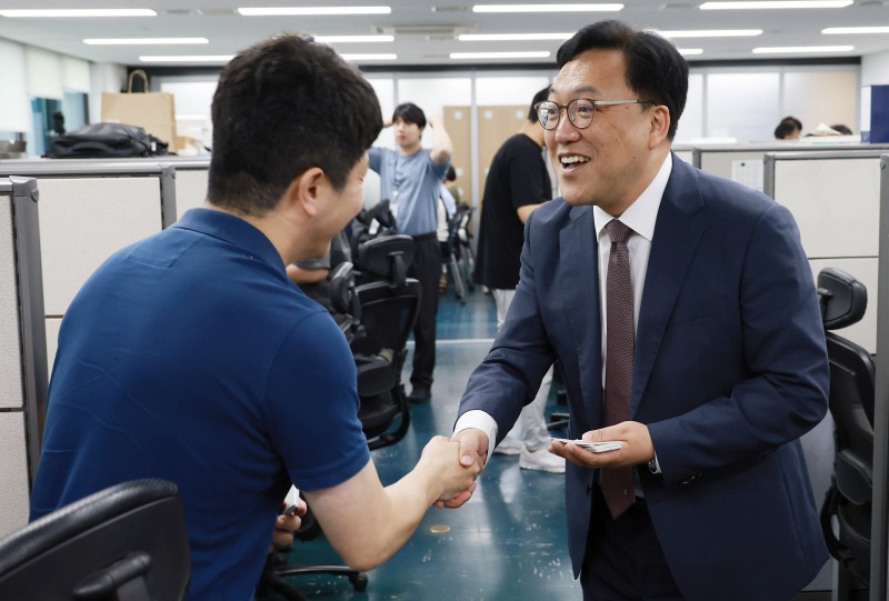 김병환 금융위원장의 취임이 31일 오후 서울 종로구 정부서울청사에서 진행됐다. 김병환 금융위원장은 직원들과 간단한 인사를 마친 후 금융위원회 기자실에서 기자들과 인사를 나누는 시간을 가졌다./ 사진제공=금융위원회