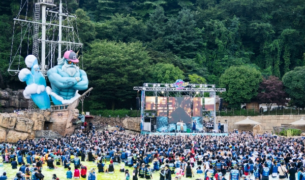 무더위가 기승을 부리면서 국내 대표 워터파크인 캐리비안 베이를 찾는 피서객들의 발길이 이어지고 있다. /사진=삼성물산 캐리비안 베이