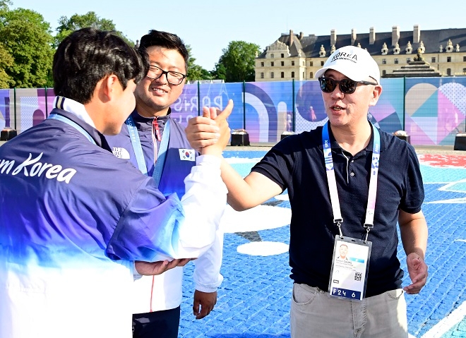 파리 대회 남자 단체전 우승을 축하 하고 있는 정의선 현대차그룹 회장. 사진=대한양궁협회